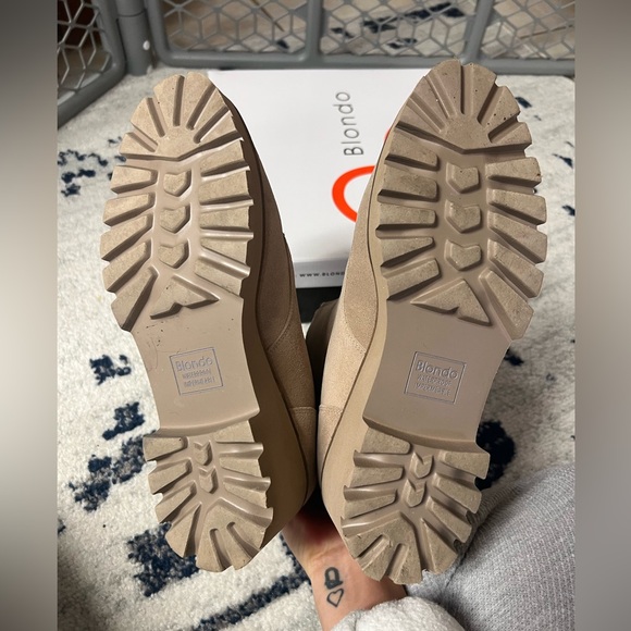 WORN ONCE WATERPROOF BOOTS - Picture 9 of 9